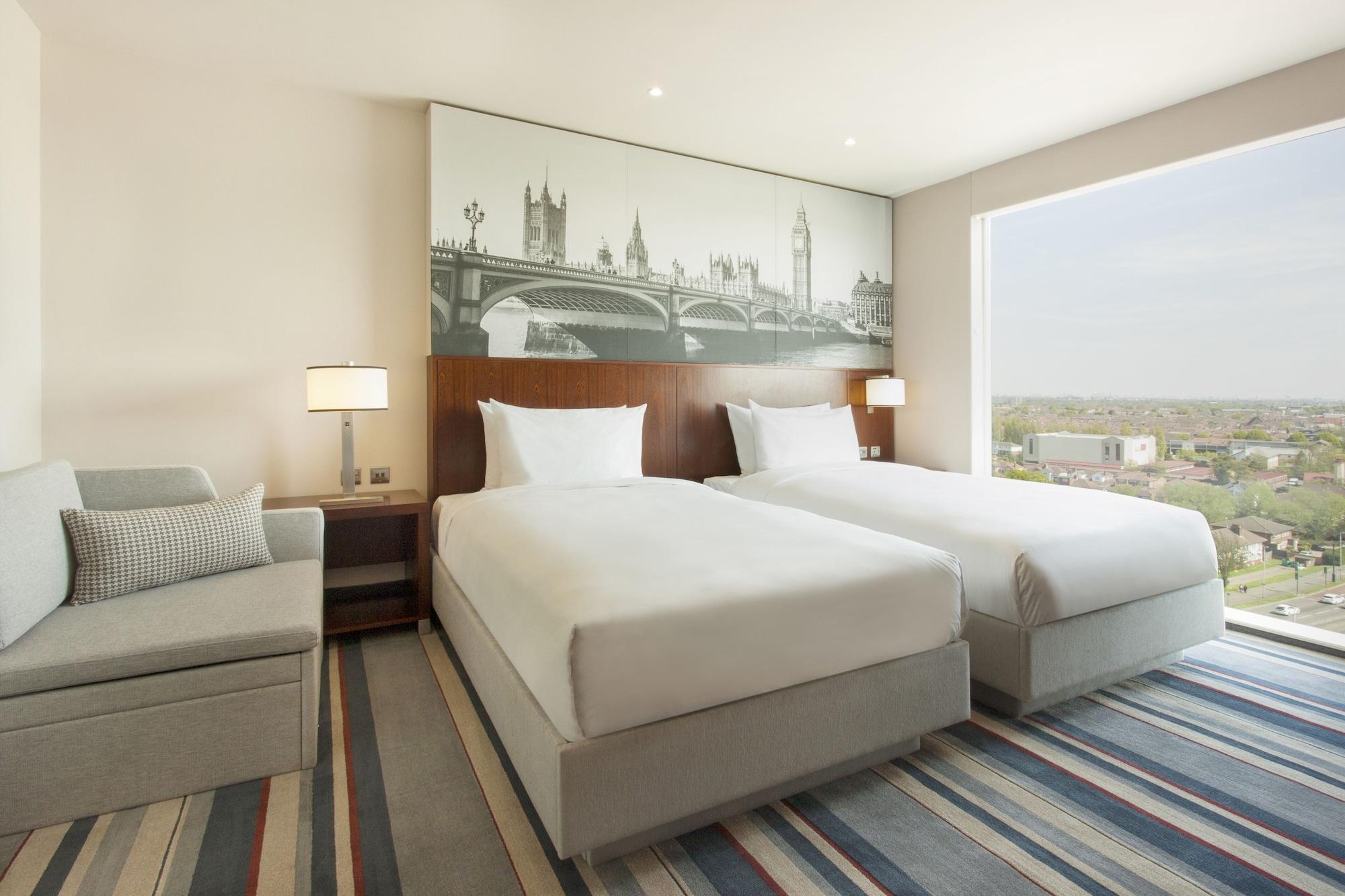 Hyatt Place West London Hayes Хилингдън Екстериор снимка