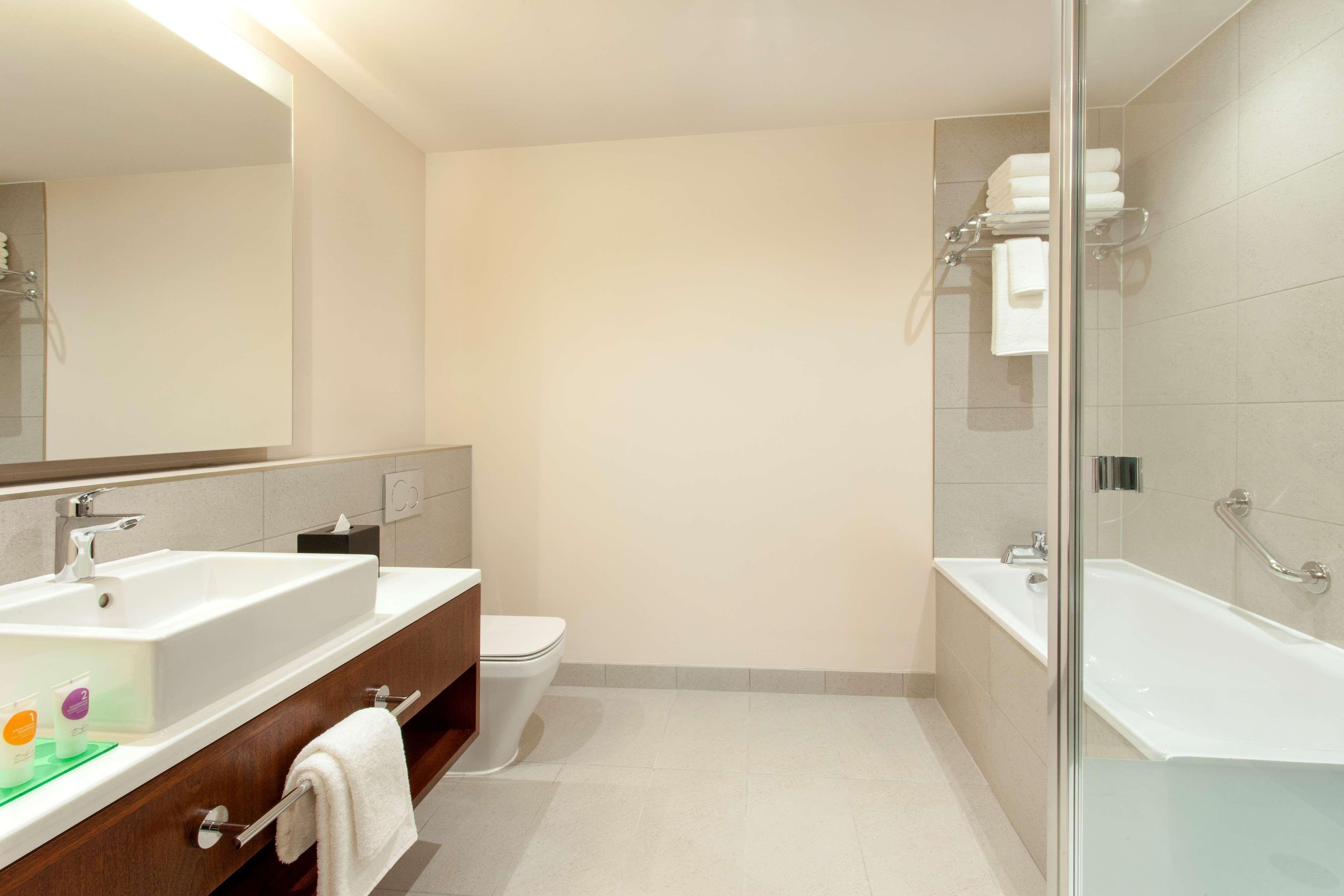 Hyatt Place West London Hayes Хилингдън Екстериор снимка