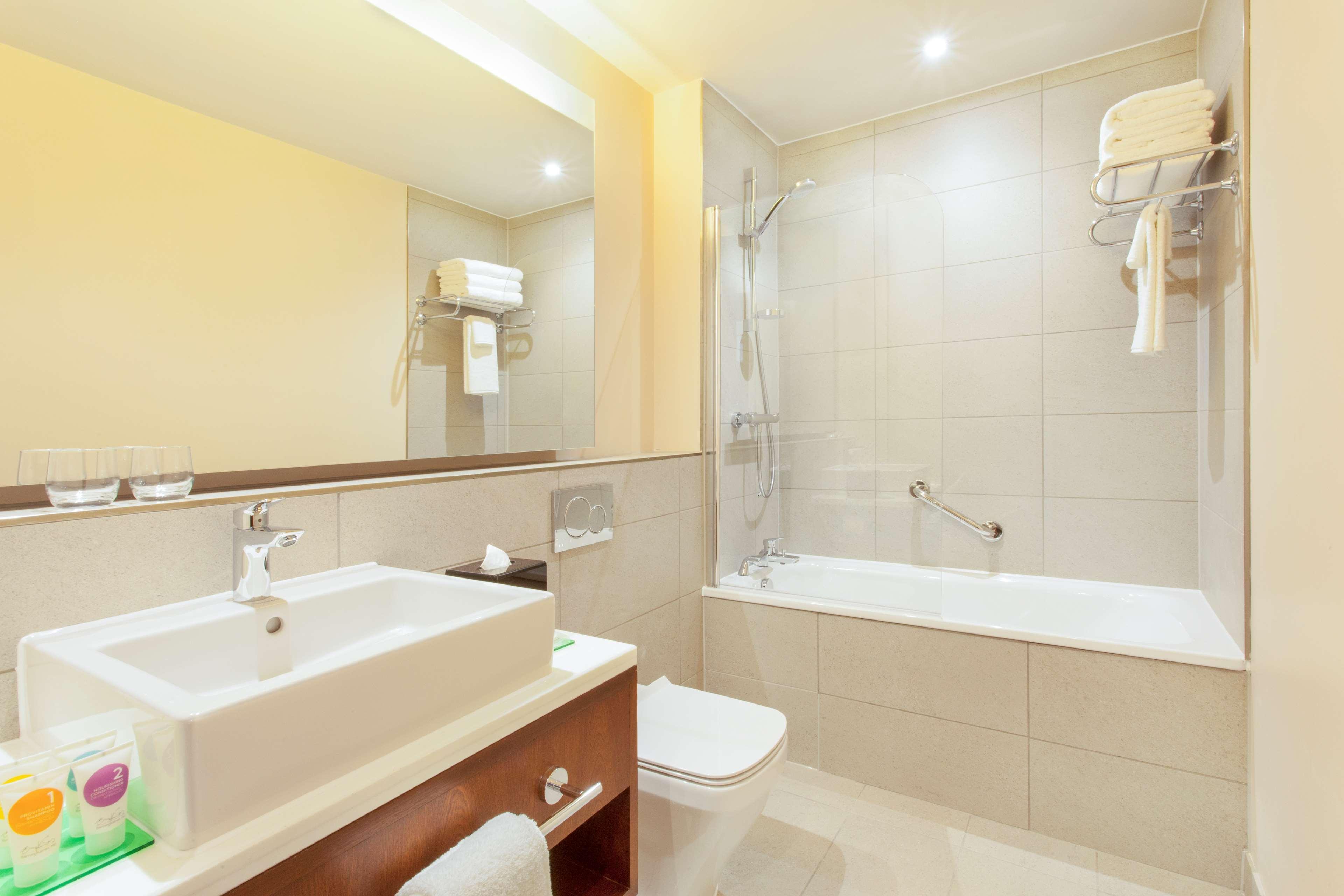 Hyatt Place West London Hayes Хилингдън Екстериор снимка
