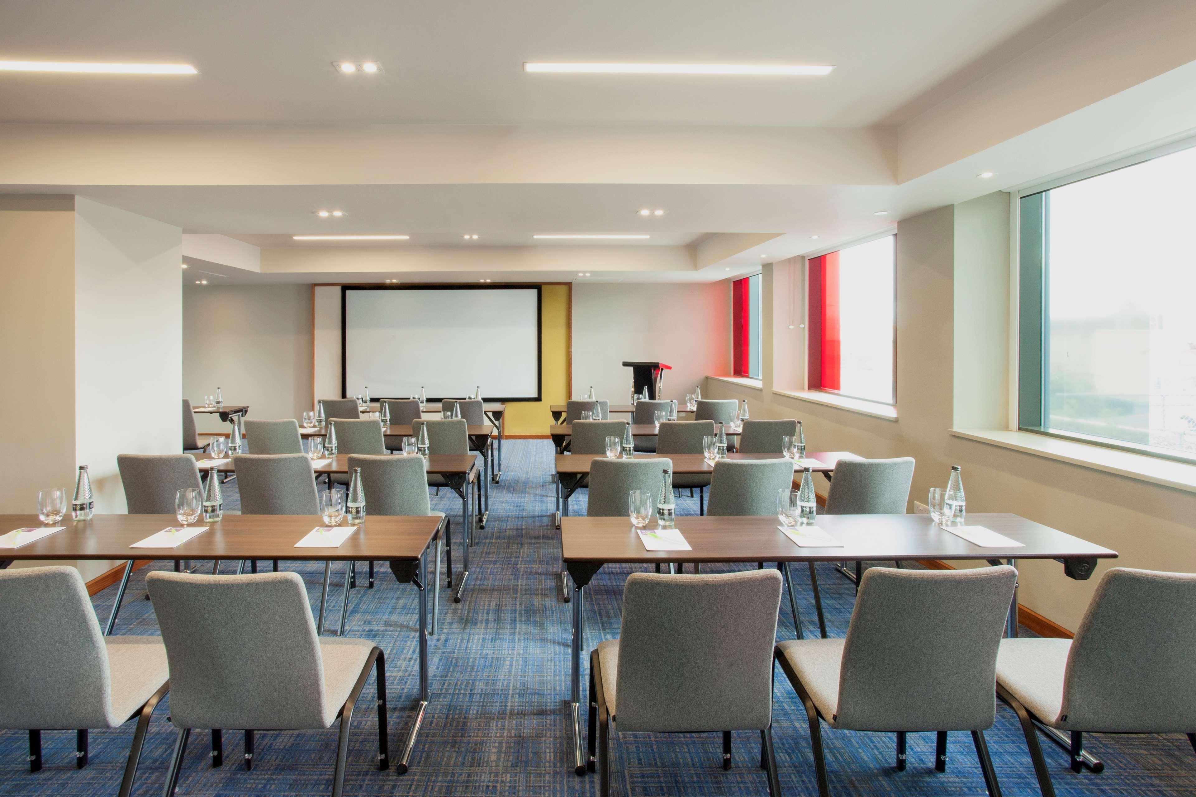 Hyatt Place West London Hayes Хилингдън Екстериор снимка