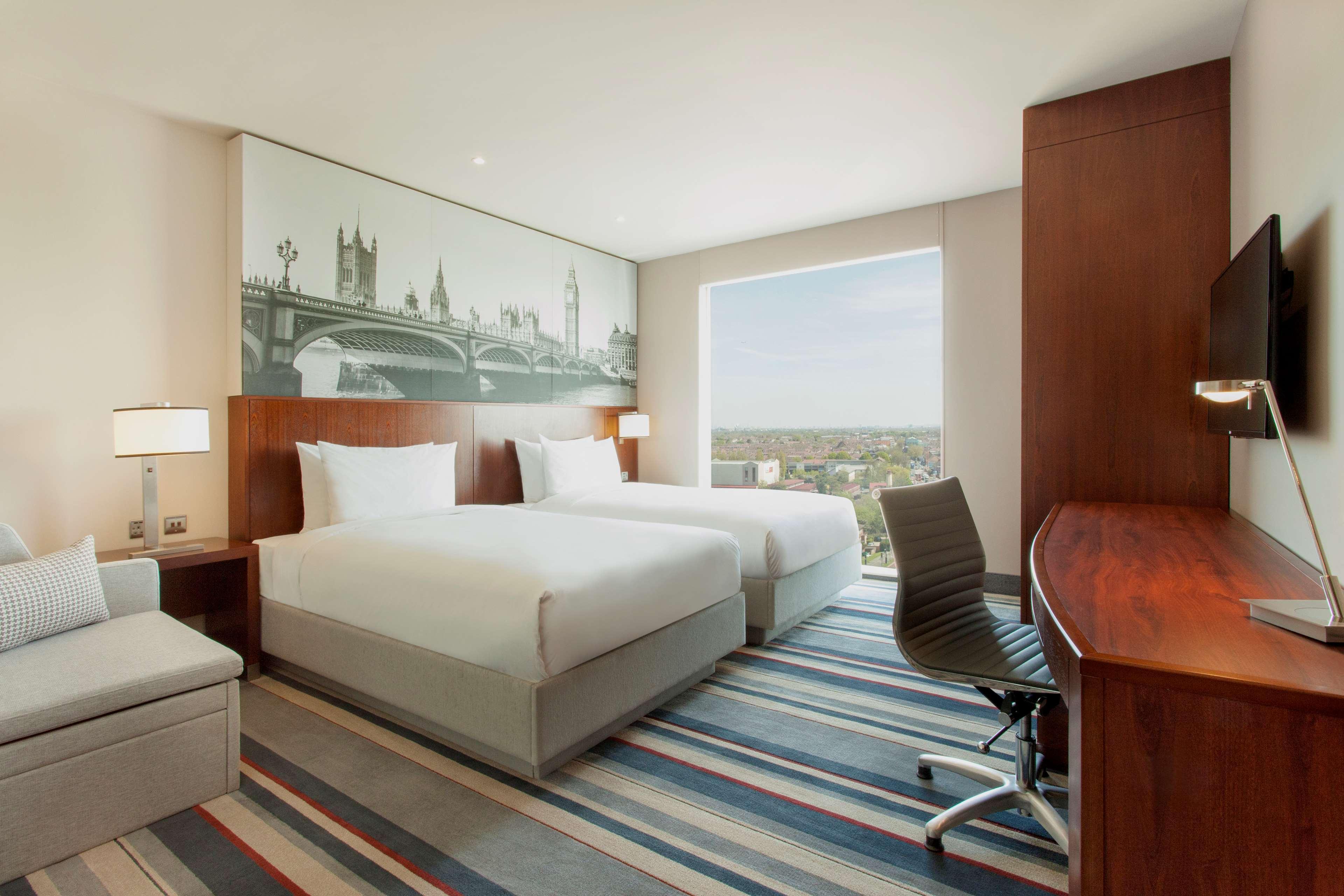 Hyatt Place West London Hayes Хилингдън Екстериор снимка