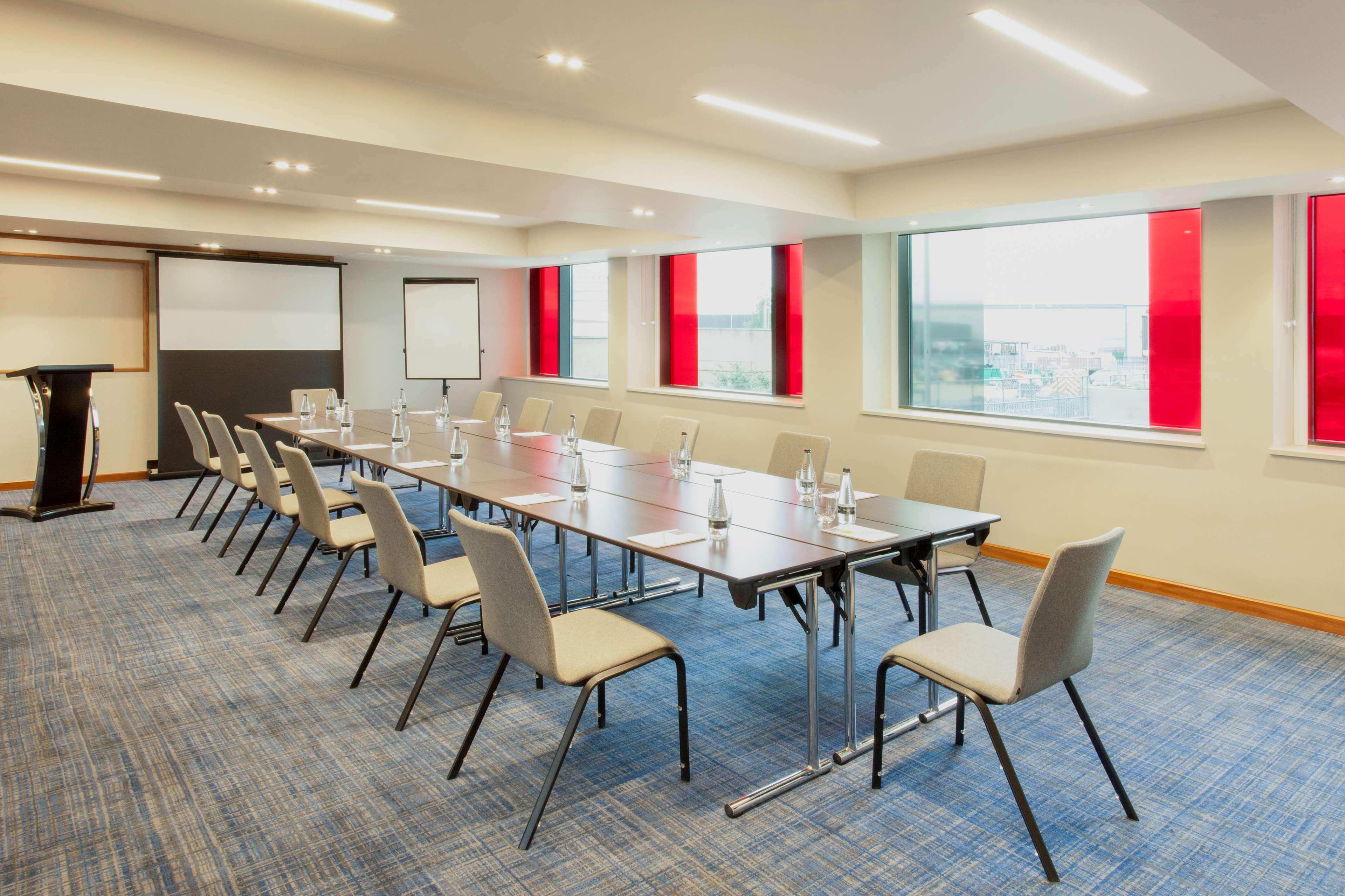 Hyatt Place West London Hayes Хилингдън Екстериор снимка